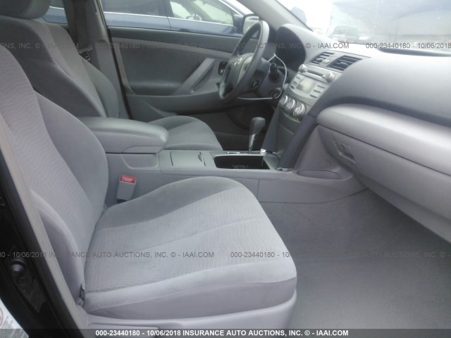 4T4BF3EK5BR187851 - 2011 TOYOTA CAMRY SE/LE/XLE შავი ფოტო 5