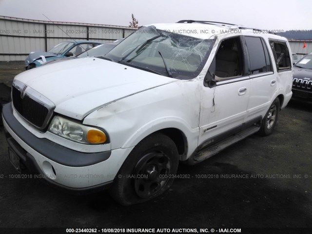 5LMPU28L2WLJ51385 - 1998 LINCOLN NAVIGATOR Biały zdjęcie 2