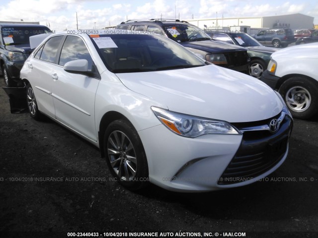 4T1BF1FK4HU692737 - 2017 TOYOTA CAMRY LE/XLE/SE/XSE 白色 照片 1