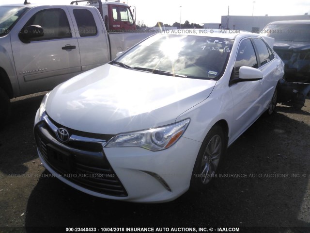 4T1BF1FK4HU692737 - 2017 TOYOTA CAMRY LE/XLE/SE/XSE 白色 照片 2