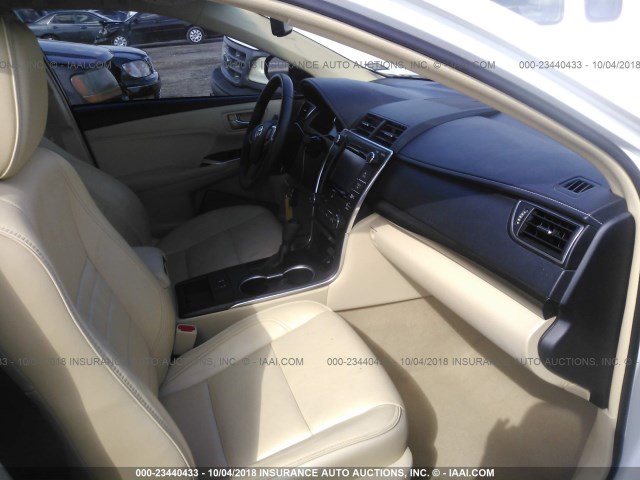 4T1BF1FK4HU692737 - 2017 TOYOTA CAMRY LE/XLE/SE/XSE 白色 照片 5