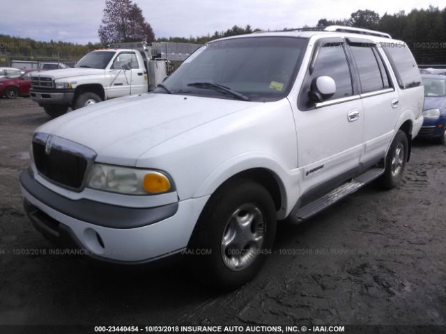 5LMPU28L0XLJ00775 - 1999 LINCOLN NAVIGATOR WHITE photo 2