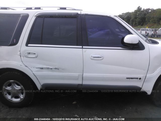 5LMPU28L0XLJ00775 - 1999 LINCOLN NAVIGATOR WHITE photo 6