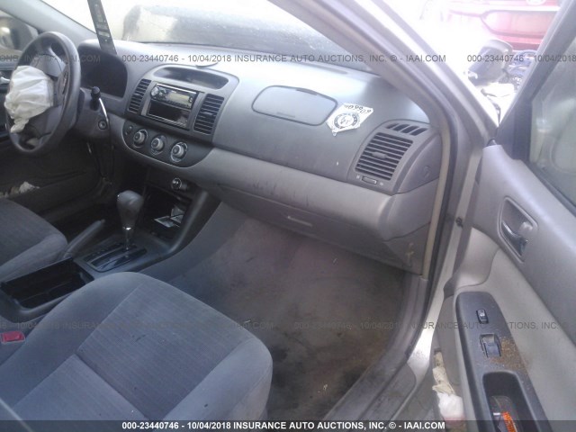 4T1BE32K95U384169 - 2005 TOYOTA CAMRY LE/XLE/SE 银色 照片 5