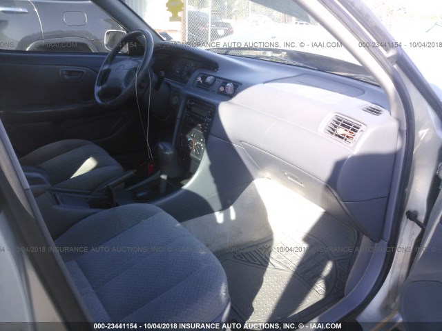 4T1BG22K41U040862 - 2001 TOYOTA CAMRY CE/LE/XLE 银色 照片 5