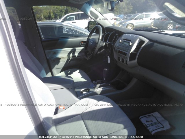 5TFJU4GN9BX009775 - 2011 TOYOTA TACOMA DOUBLE CAB PRERUNNER WHITE photo 5