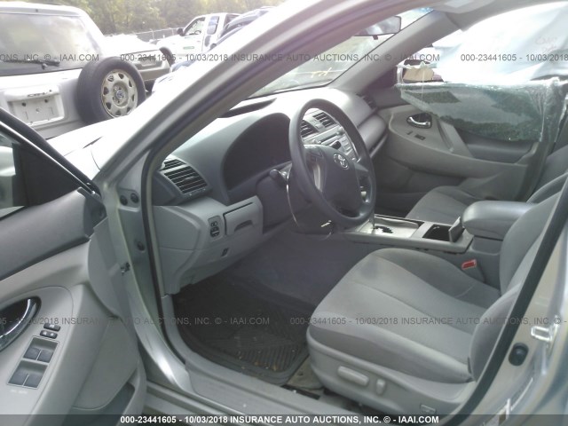 4T1BF3EK1AU004938 - 2010 TOYOTA CAMRY SE/LE/XLE SILVER photo 5