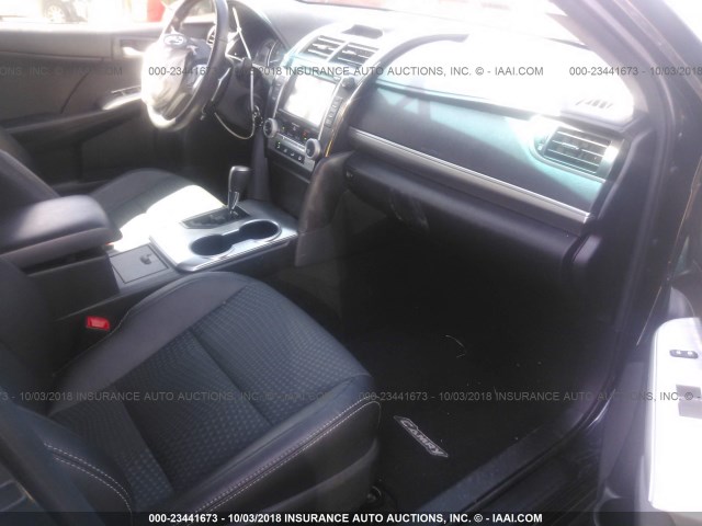 4T1BF1FK0EU816319 - 2014 TOYOTA CAMRY L/SE/LE/XLE Qara foto 5