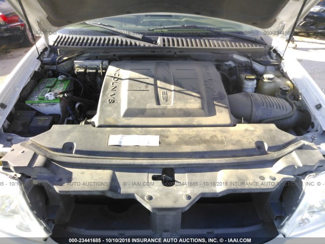 5LMFU28546LJ21804 - 2006 LINCOLN NAVIGATOR Biały zdjęcie 10