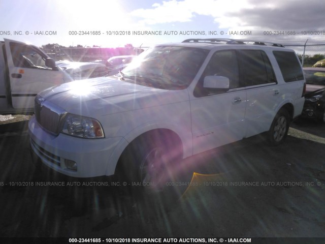 5LMFU28546LJ21804 - 2006 LINCOLN NAVIGATOR Biały zdjęcie 2