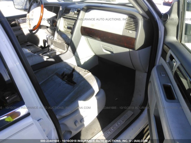 5LMFU28546LJ21804 - 2006 LINCOLN NAVIGATOR Biały zdjęcie 5