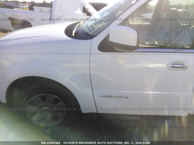 5LMFU28546LJ21804 - 2006 LINCOLN NAVIGATOR Biały zdjęcie 6