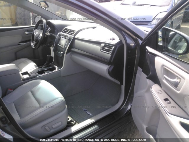 4T4BF1FK6FR507980 - 2015 TOYOTA CAMRY LE/XLE/SE/XSE 灰色 照片 5