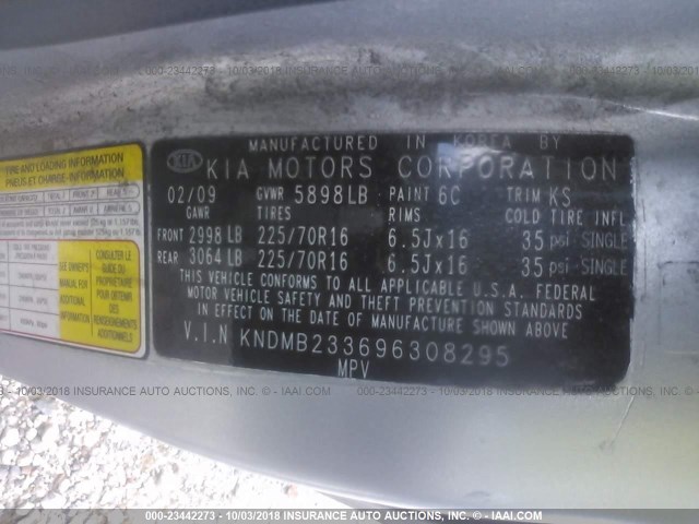 KNDMB233696308295 - 2009 KIA SEDONA EX/LX SILVER photo 9