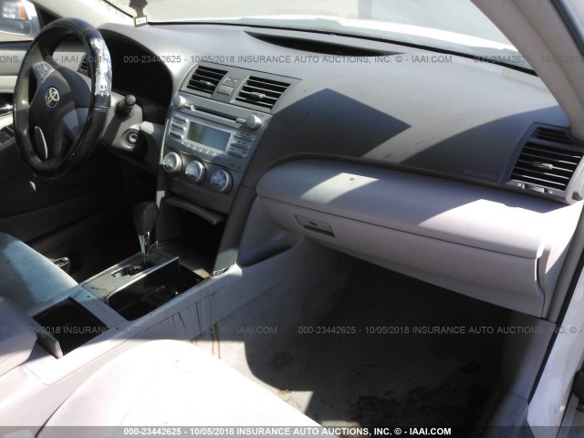 4T1BF3EK1BU774915 - 2011 TOYOTA CAMRY SE/LE/XLE 白色 照片 5