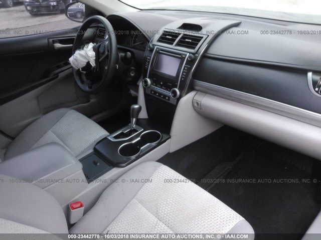 4T1BF1FKXCU163818 - 2012 TOYOTA CAMRY SE/LE/XLE WHITE photo 5