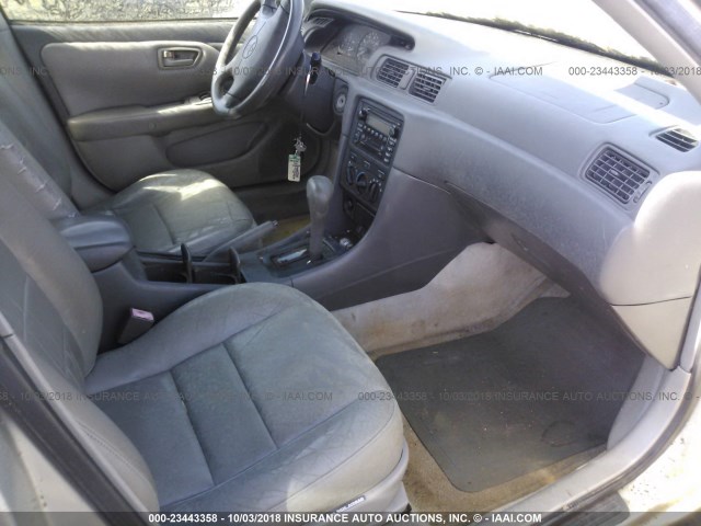 4T1BG28K1YU657878 - 2000 TOYOTA CAMRY CE/LE/XLE 银色 照片 5