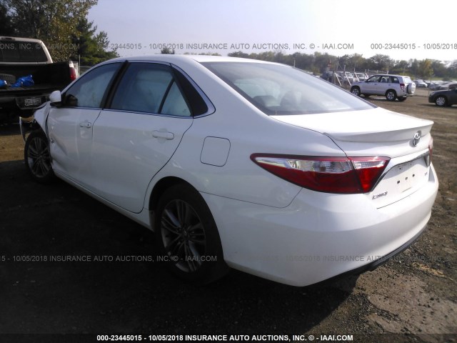4T1BF1FKXGU119307 - 2016 TOYOTA CAMRY LE/XLE/SE/XSE WHITE photo 3