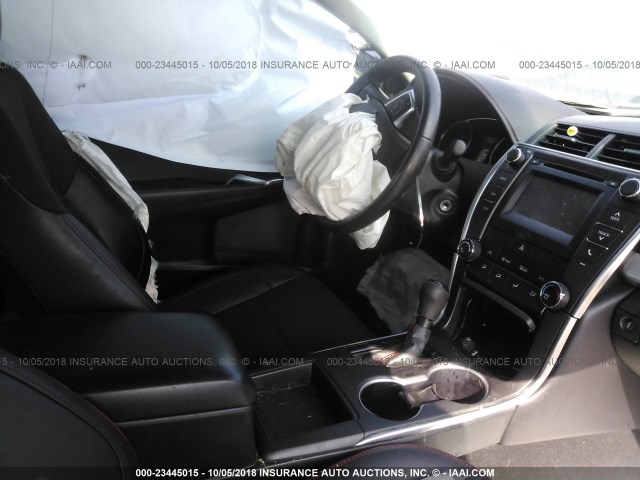 4T1BF1FKXGU119307 - 2016 TOYOTA CAMRY LE/XLE/SE/XSE WHITE photo 5