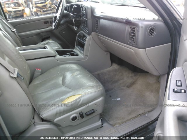 3GNEC16Z34G152419 - 2004 CHEVROLET SUBURBAN C1500 GRAY photo 5