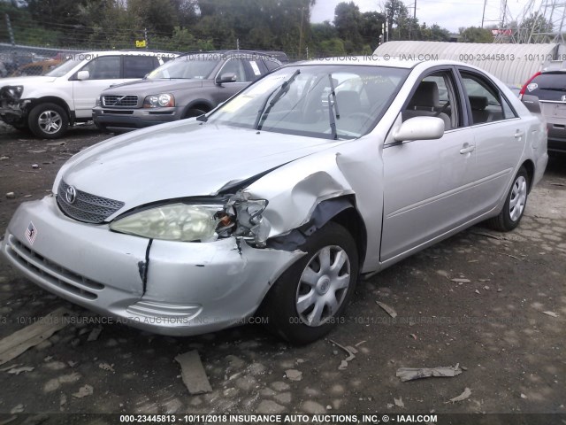 4T1BE32K32U004089 - 2002 TOYOTA CAMRY LE/XLE/SE SILVER photo 2