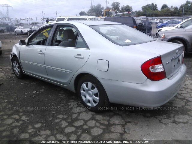 4T1BE32K32U004089 - 2002 TOYOTA CAMRY LE/XLE/SE SILVER photo 3
