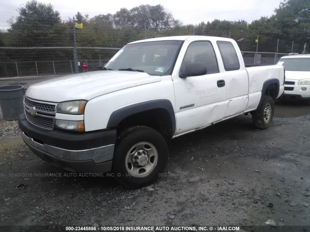 1GCHC29U95E234899 - 2005 CHEVROLET SILVERADO C2500 HEAVY DUTY WHITE photo 2