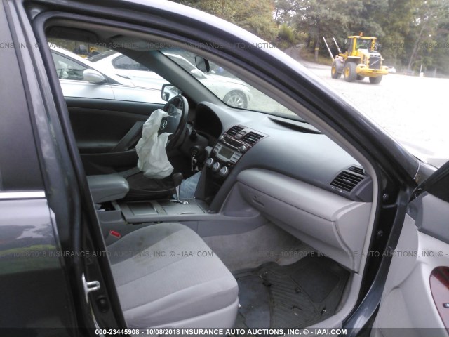 4T1BF3EK0BU128460 - 2011 TOYOTA CAMRY SE/LE/XLE 灰色 照片 5
