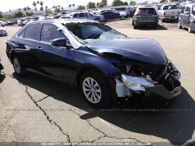 4T1BF1FK2HU705033 - 2017 TOYOTA CAMRY LE/XLE/SE/XSE BLUE photo 1