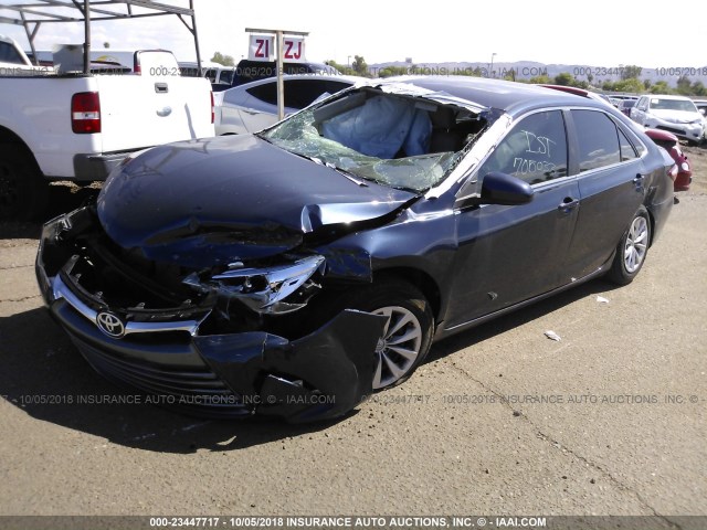 4T1BF1FK2HU705033 - 2017 TOYOTA CAMRY LE/XLE/SE/XSE BLUE photo 2