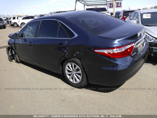 4T1BF1FK2HU705033 - 2017 TOYOTA CAMRY LE/XLE/SE/XSE BLUE photo 3