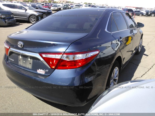 4T1BF1FK2HU705033 - 2017 TOYOTA CAMRY LE/XLE/SE/XSE BLUE photo 4