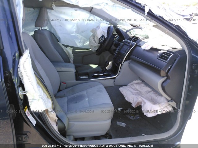 4T1BF1FK2HU705033 - 2017 TOYOTA CAMRY LE/XLE/SE/XSE BLUE photo 5