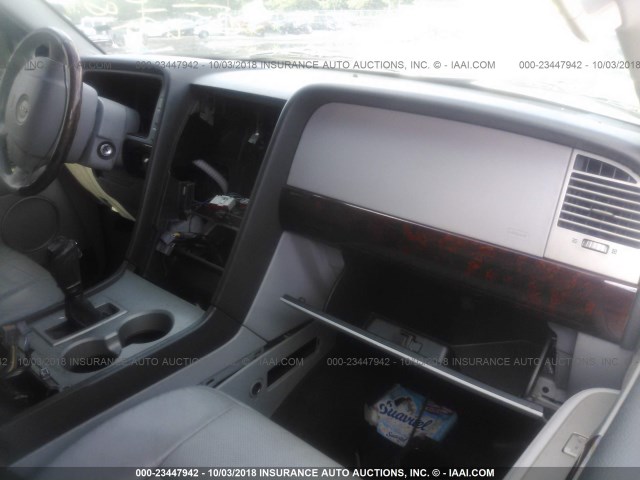 5LMFU28R14LJ05138 - 2004 LINCOLN NAVIGATOR Biały zdjęcie 5