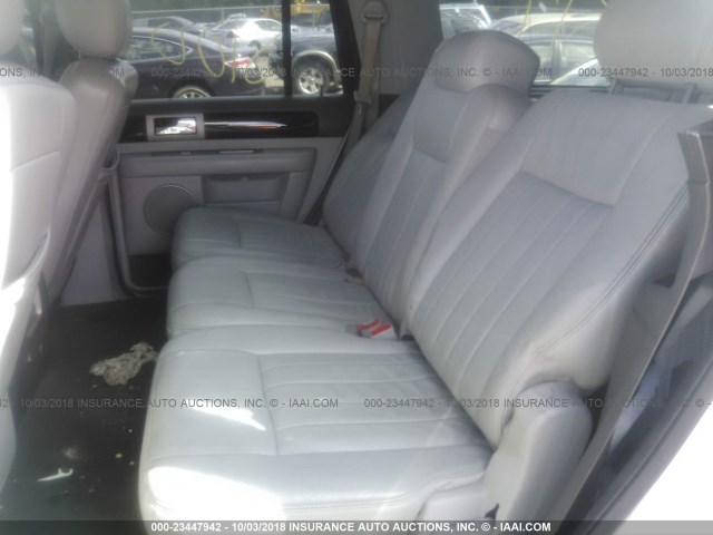 5LMFU28R14LJ05138 - 2004 LINCOLN NAVIGATOR Biały zdjęcie 8