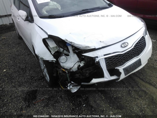 KNAFX4A66E5122126 - 2014 KIA FORTE LX WHITE photo 6