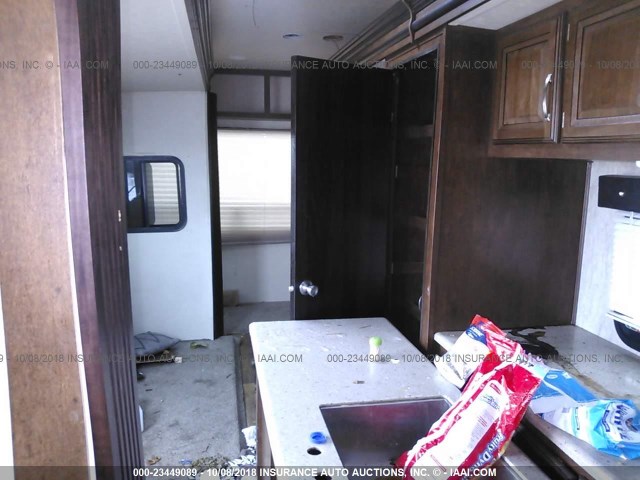 4X4FSBK27JV004768 - 2018 FOREST RIVER M-346RK  奶油色 照片 8