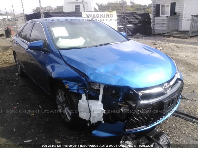 4T1BF1FK1HU753932 - 2017 TOYOTA CAMRY LE/XLE/SE/XSE BLUE photo 1