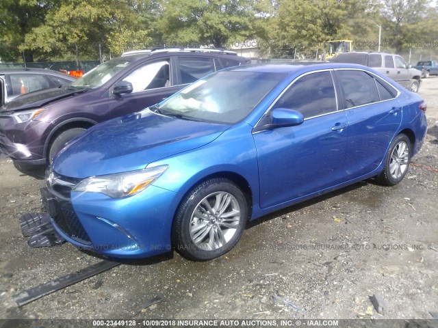 4T1BF1FK1HU753932 - 2017 TOYOTA CAMRY LE/XLE/SE/XSE BLUE photo 2