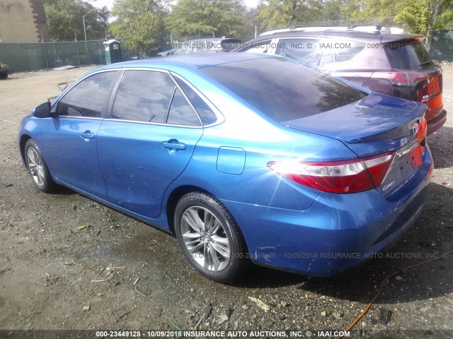 4T1BF1FK1HU753932 - 2017 TOYOTA CAMRY LE/XLE/SE/XSE BLUE photo 3