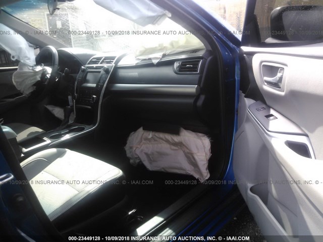 4T1BF1FK1HU753932 - 2017 TOYOTA CAMRY LE/XLE/SE/XSE BLUE photo 5