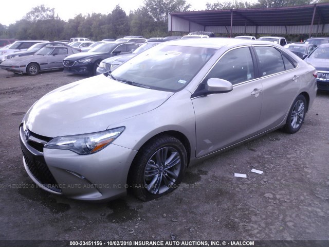 4T1BF1FK6HU375851 - 2017 TOYOTA CAMRY LE/XLE/SE/XSE 金色 照片 2