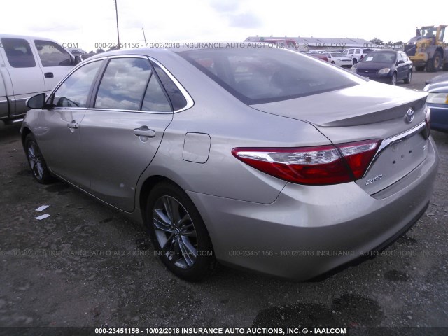 4T1BF1FK6HU375851 - 2017 TOYOTA CAMRY LE/XLE/SE/XSE 金色 照片 3