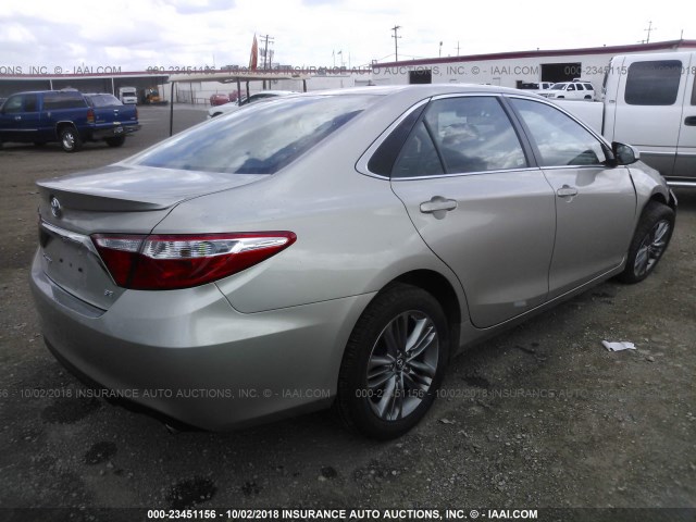 4T1BF1FK6HU375851 - 2017 TOYOTA CAMRY LE/XLE/SE/XSE 金色 照片 4