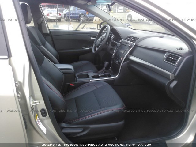 4T1BF1FK6HU375851 - 2017 TOYOTA CAMRY LE/XLE/SE/XSE 金色 照片 5