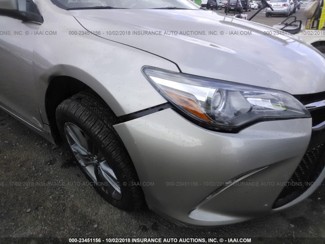 4T1BF1FK6HU375851 - 2017 TOYOTA CAMRY LE/XLE/SE/XSE 金色 照片 6