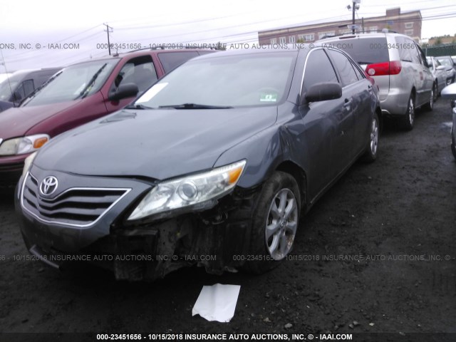 4T1BF3EK4AU021992 - 2010 TOYOTA CAMRY SE/LE/XLE GRAY photo 2