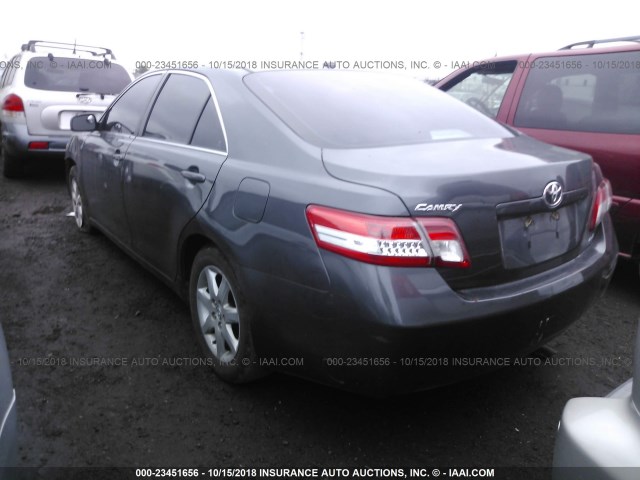 4T1BF3EK4AU021992 - 2010 TOYOTA CAMRY SE/LE/XLE GRAY photo 3