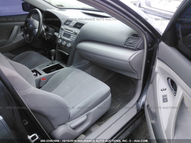 4T1BF3EK4AU021992 - 2010 TOYOTA CAMRY SE/LE/XLE GRAY photo 5