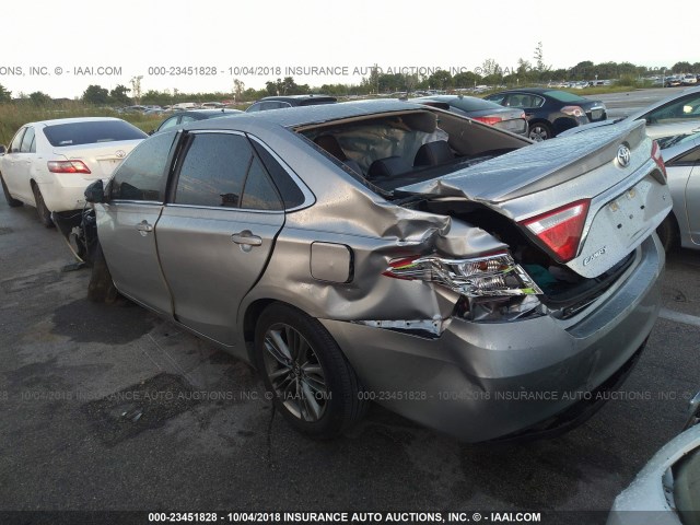 4T1BF1FK5HU305211 - 2017 TOYOTA CAMRY LE/XLE/SE/XSE SILVER photo 3